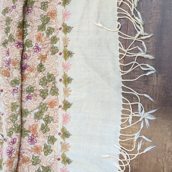 SALE 😘 Vintage embroidered scarf - Picture 3 of 3